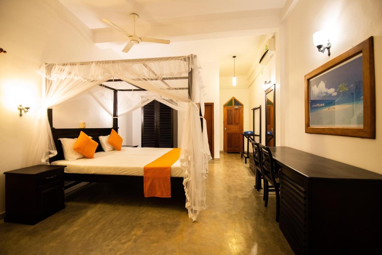 International Beach Hotel & Restaurant Hikkaduwa Esterno foto