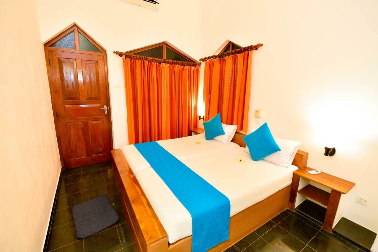 International Beach Hotel & Restaurant Hikkaduwa Esterno foto
